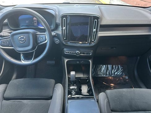 Certified 2025 Volvo XC40 B5 Plus image 3
