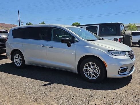 Used 2024 Chrysler Pacifica Touring-L FWD image 2