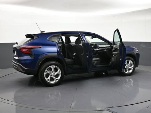 Used 2024 Chevrolet Trax LS w/ LS Convenience Package FWD image 32