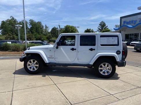Used 2017 Jeep Wrangler Unlimited Sahara w/ Connectivity Group AWD/4WD image 7