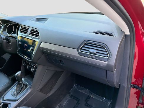 Used 2021 Volkswagen Tiguan SE image 32