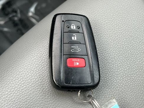 Used 2022 Toyota Highlander XLE image 29