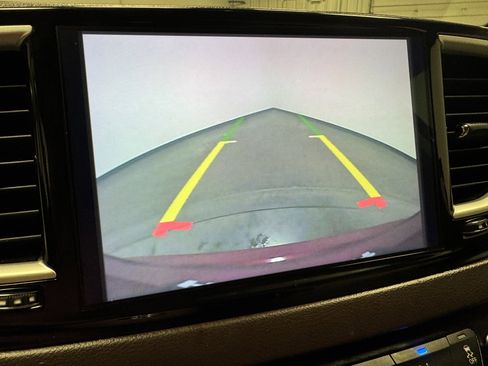 Used 2021 Chrysler Pacifica Touring-L image 28