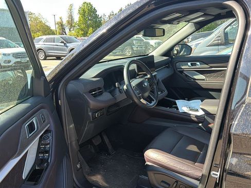 Used 2025 Ford Explorer Platinum w/ Ultimate Package image 8