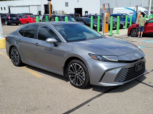 Used 2025 Toyota Camry XLE AWD/4WD image 2