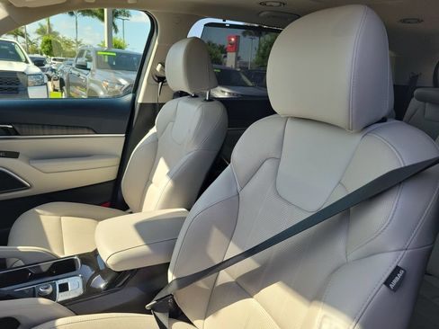 Used 2024 Kia Telluride EX w/ EX Captain's Chair Package FWD image 17