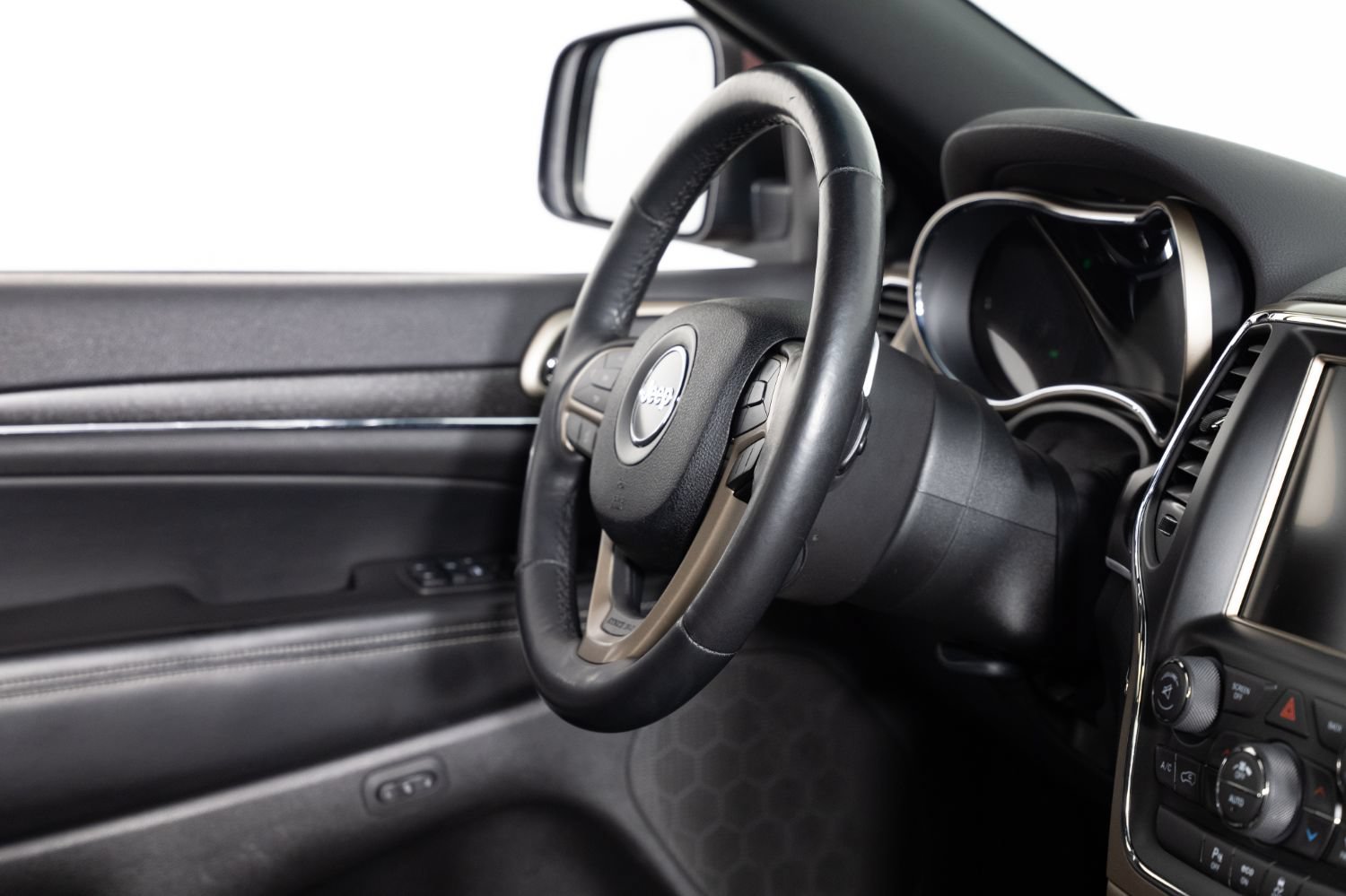 Used 2015 Jeep Grand Cherokee Limited AWD/4WD image 25