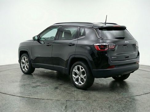 Used 2025 Jeep Compass Latitude AWD/4WD image 6
