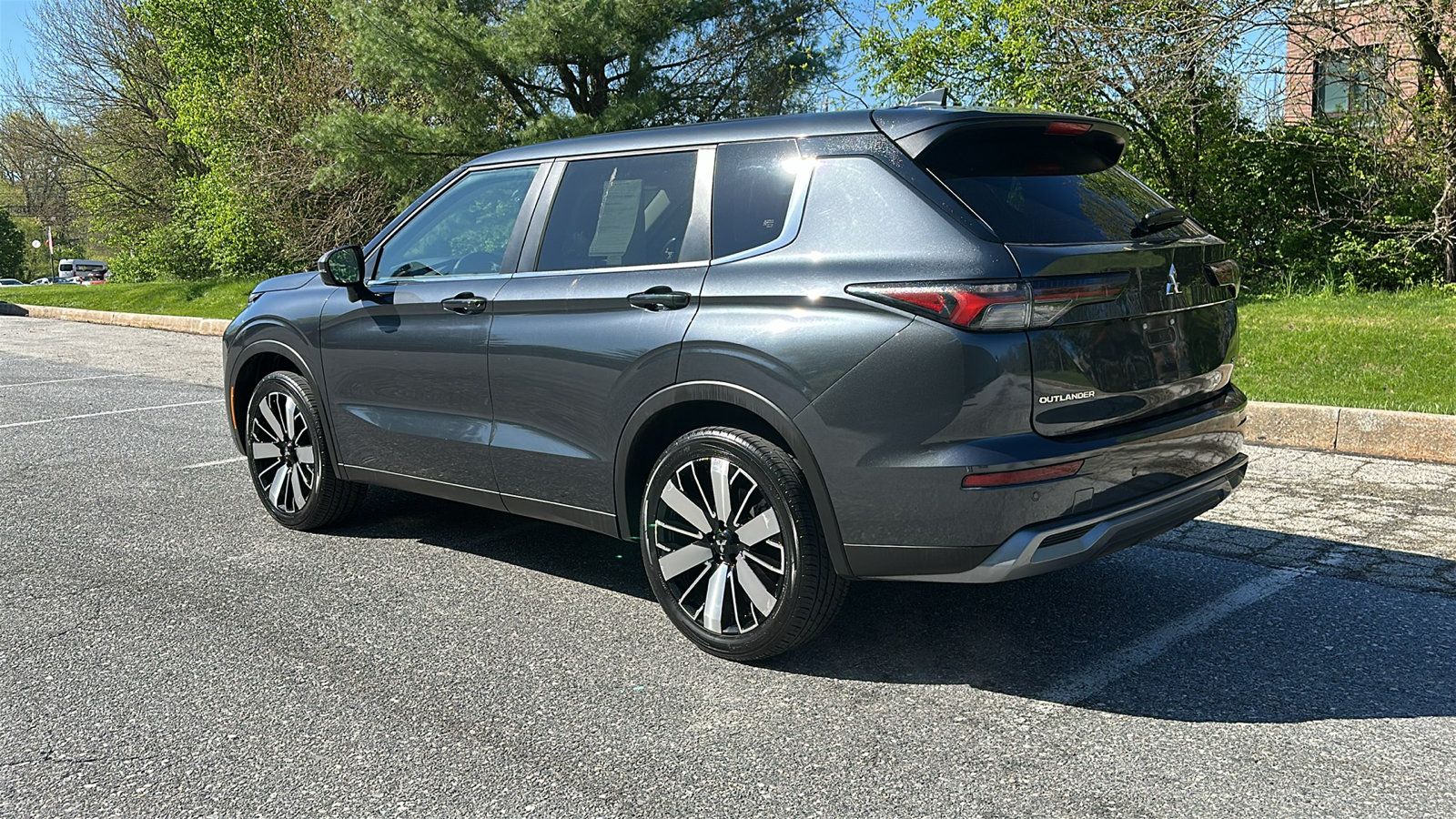 Used 2025 Mitsubishi Outlander AWD image 8