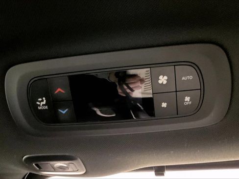Used 2025 Chrysler Pacifica Limited FWD image 35