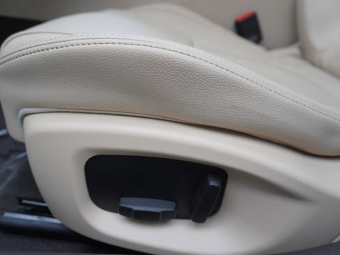 Used 2016 Jaguar XF Premium image 27