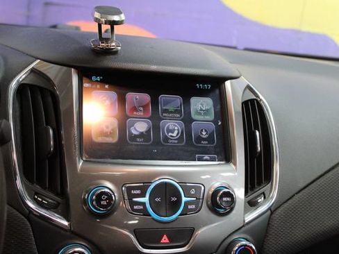 Used 2018 Chevrolet Cruze LT FWD image 18