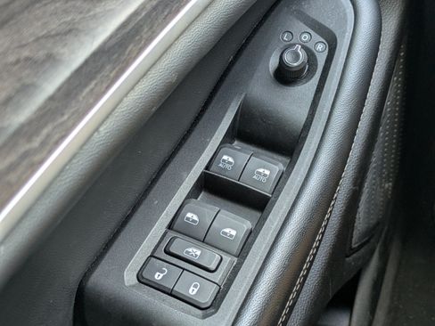 Used 2024 Jeep Grand Cherokee L Limited w/ Black Appearance Package AWD/4WD image 18