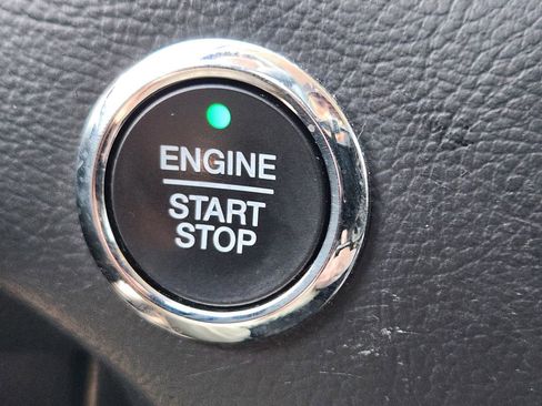 Used 2018 Ford Edge SE image 12