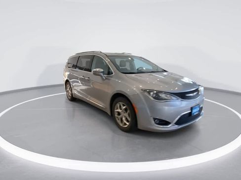 Used 2018 Chrysler Pacifica Limited image 2