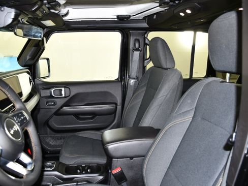 Used 2025 Jeep Wrangler Unlimited Sahara AWD/4WD image 28