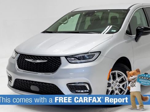 Used 2024 Chrysler Pacifica Touring-L FWD image 2