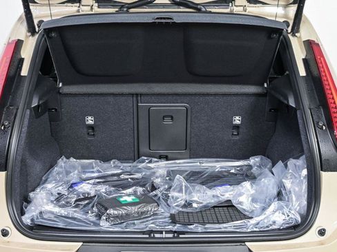 Used 2026 Volvo XC40 B4 Plus w/ Protection Package Premier FWD image 31