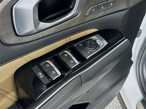 Used 2025 Kia Sorento SX Prestige w/ Olive Brown Leather Package image 18