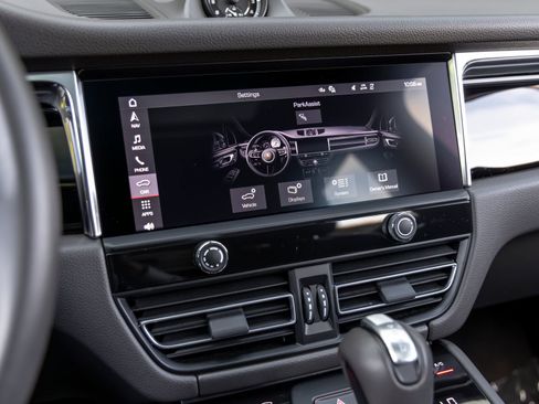 Certified 2025 Porsche Macan AWD/4WD image 35