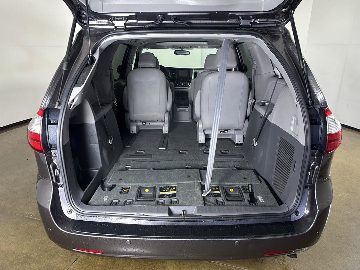Used 2017 Toyota Sienna XLE w/ XLE Navigation Package AWD/4WD image 15