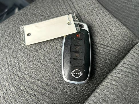 Used 2025 Nissan Rogue SV FWD image 40