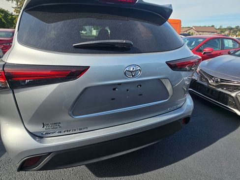 Used 2024 Toyota Highlander XLE image 4