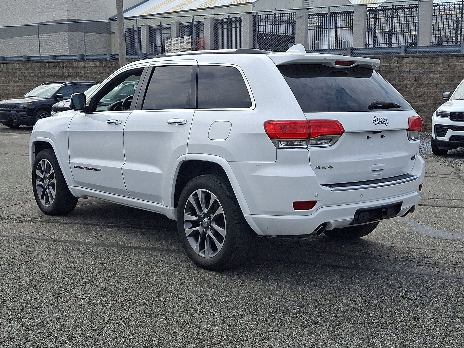 Used 2017 Jeep Grand Cherokee Overland AWD/4WD image 4
