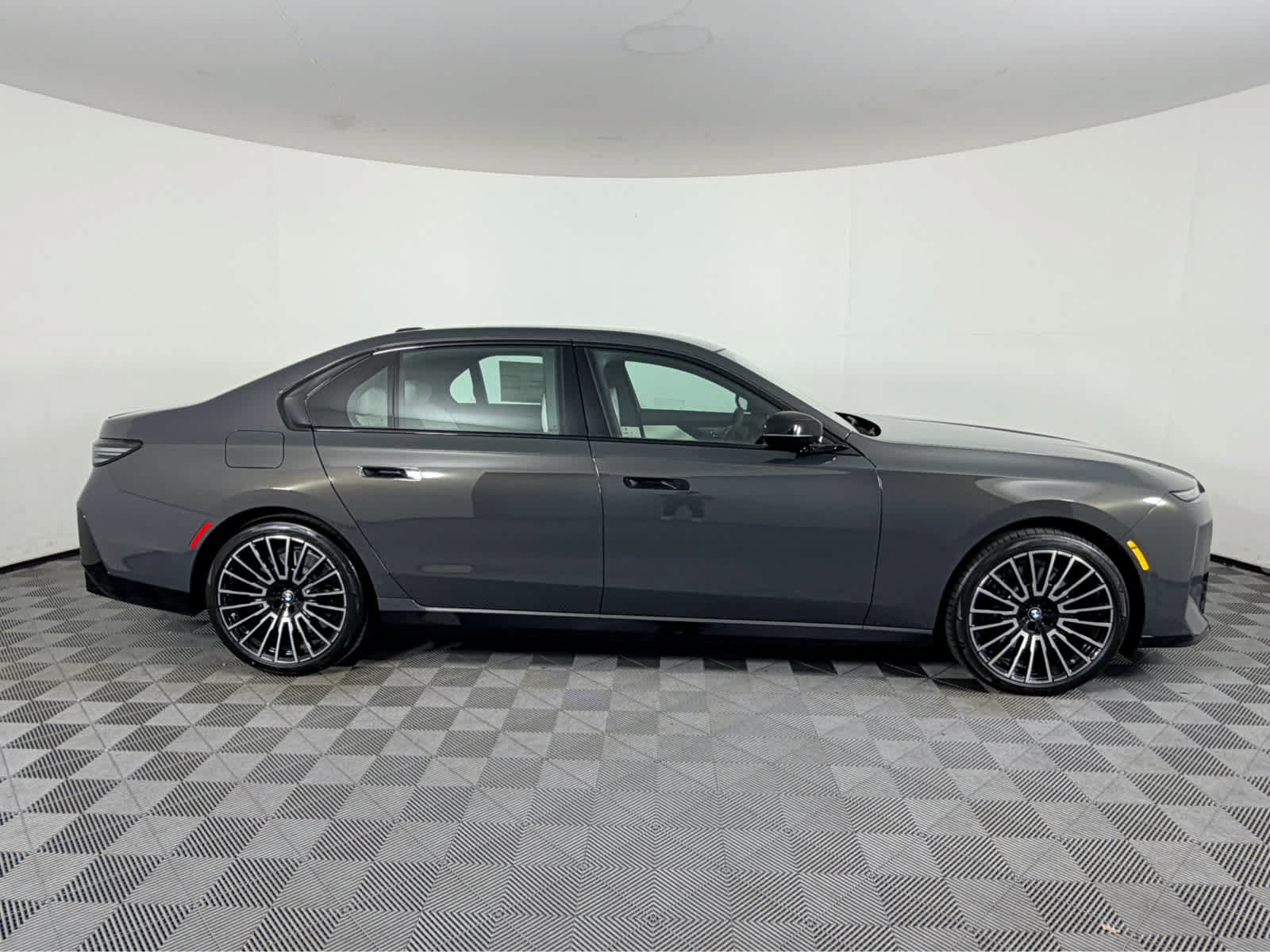 New 2027 BMW 740i w/ Executive Package RWD image 2