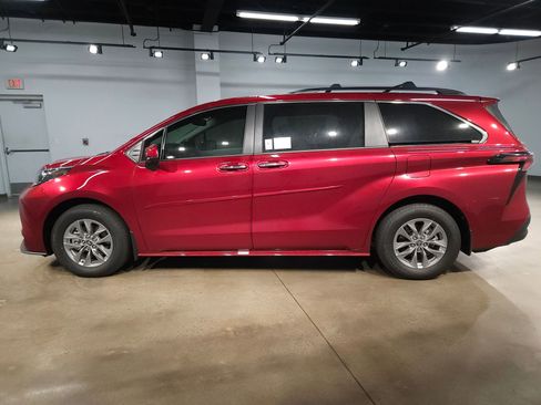 New 2026 Toyota Sienna XLE FWD image 4