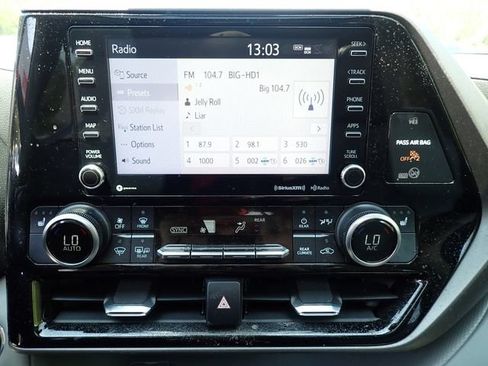 Used 2022 Toyota Highlander XLE AWD/4WD image 28