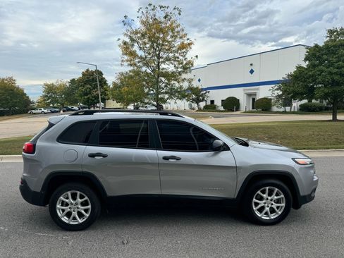 Used 2017 Jeep Cherokee Sport image 4