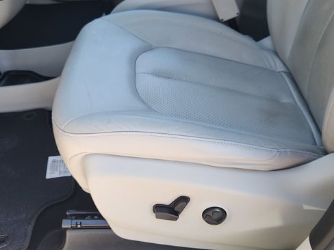 Used 2019 Chrysler Pacifica Touring-L w/ Advanced Safetytec Group FWD image 24