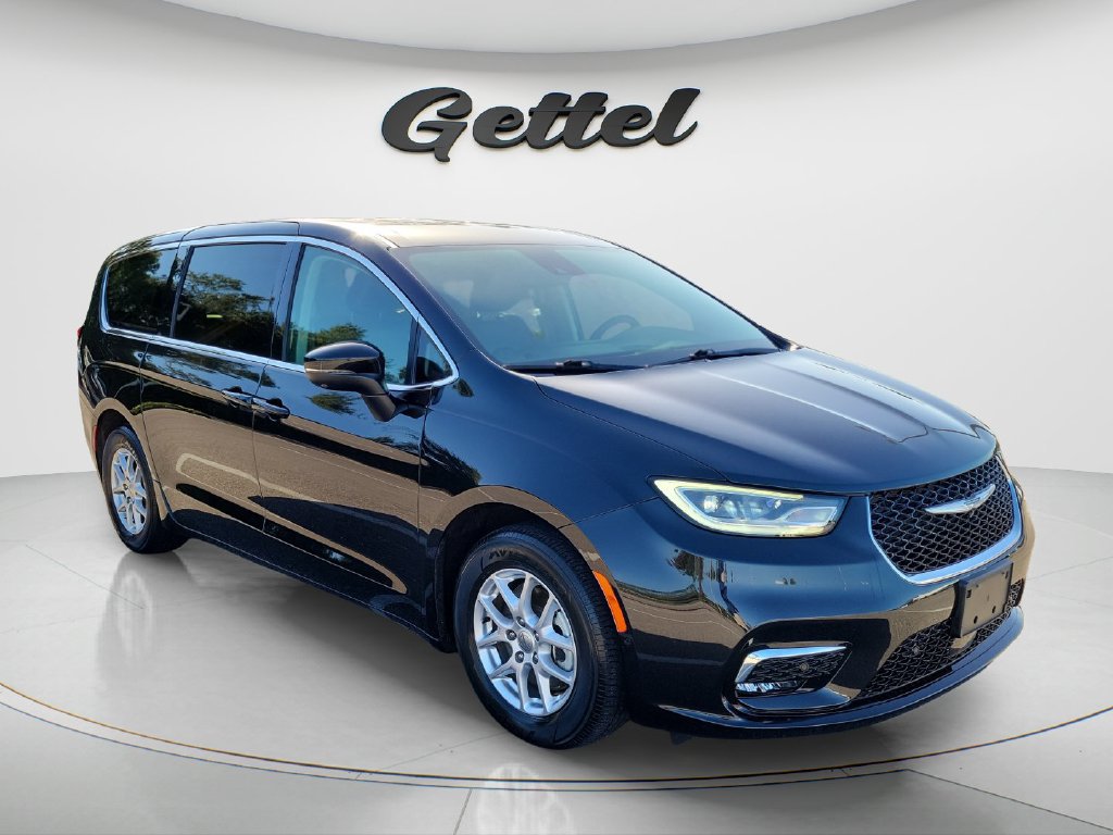 Used 2023 Chrysler Pacifica Touring-L FWD image 3