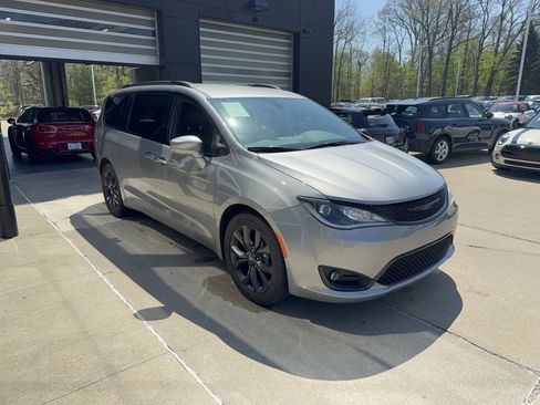 Used 2020 Chrysler Pacifica Touring-L w/ S Appearance Package FWD image 2