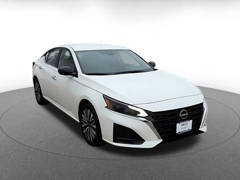 Used 2025 Nissan Altima 2.5 SV image 3