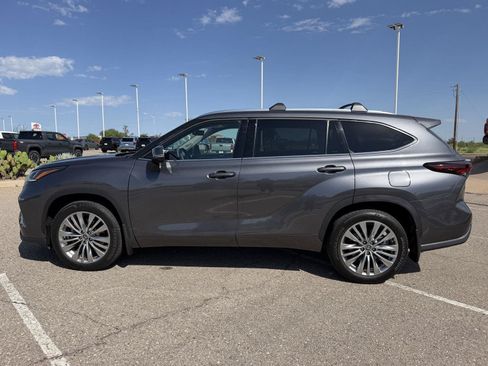 Used 2024 Toyota Highlander Platinum AWD/4WD image 2