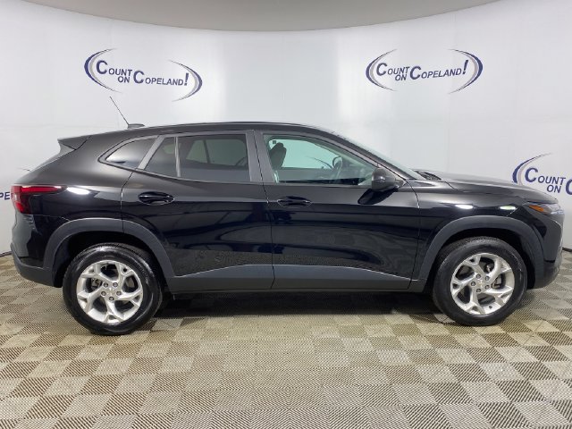 Used 2024 Chevrolet Trax LS w/ LS Convenience Package FWD image 8