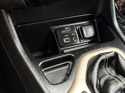 Used 2017 Jeep Cherokee Limited w/ Luxury Group FWD image 26