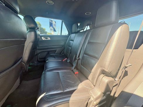 Used 2015 Ford Explorer XLT w/ Equipment Group 202A FWD image 8