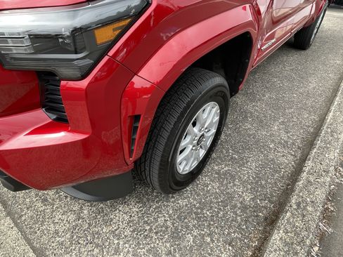 Certified 2025 Toyota Tacoma SR5 AWD/4WD image 9