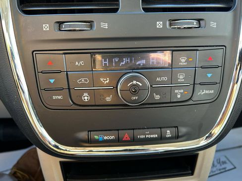 Used 2014 Chrysler Town & Country Touring-L w/ Driver Convenience Group image 20