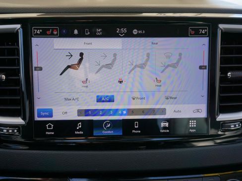 Used 2023 Chrysler Pacifica Touring-L image 13