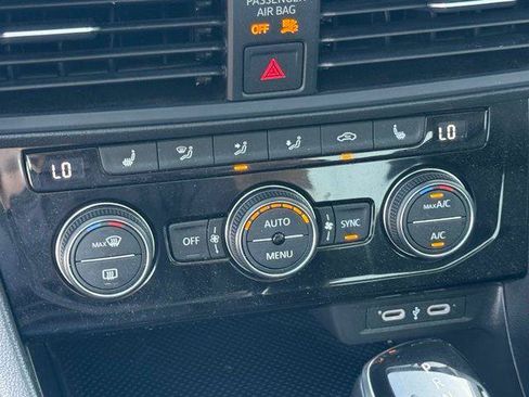 Used 2024 Volkswagen Jetta SE FWD image 11