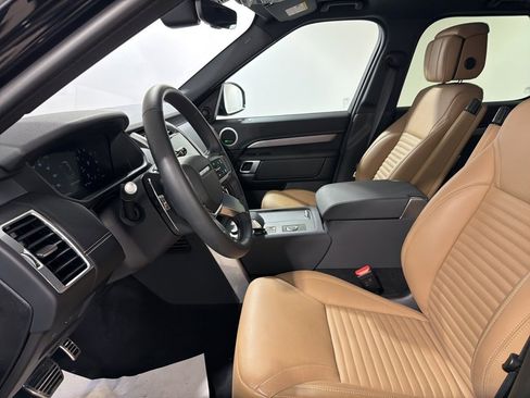 Used 2025 Land Rover Discovery Dynamic SE image 11