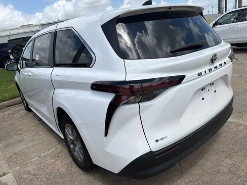 Used 2026 Toyota Sienna LE FWD image 4