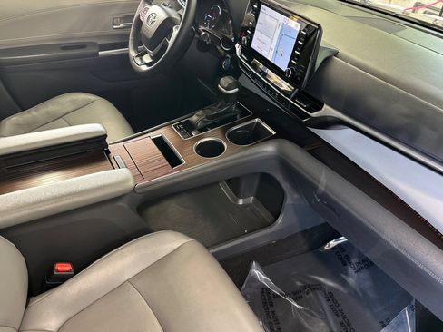 Used 2022 Toyota Sienna XLE w/ XLE Plus Package FWD image 18