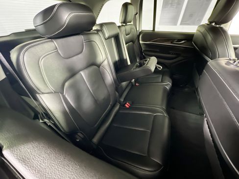 Used 2023 Jeep Grand Cherokee Limited image 24