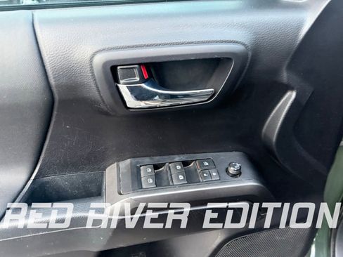 Used 2021 Toyota Tacoma TRD Off-Road image 15