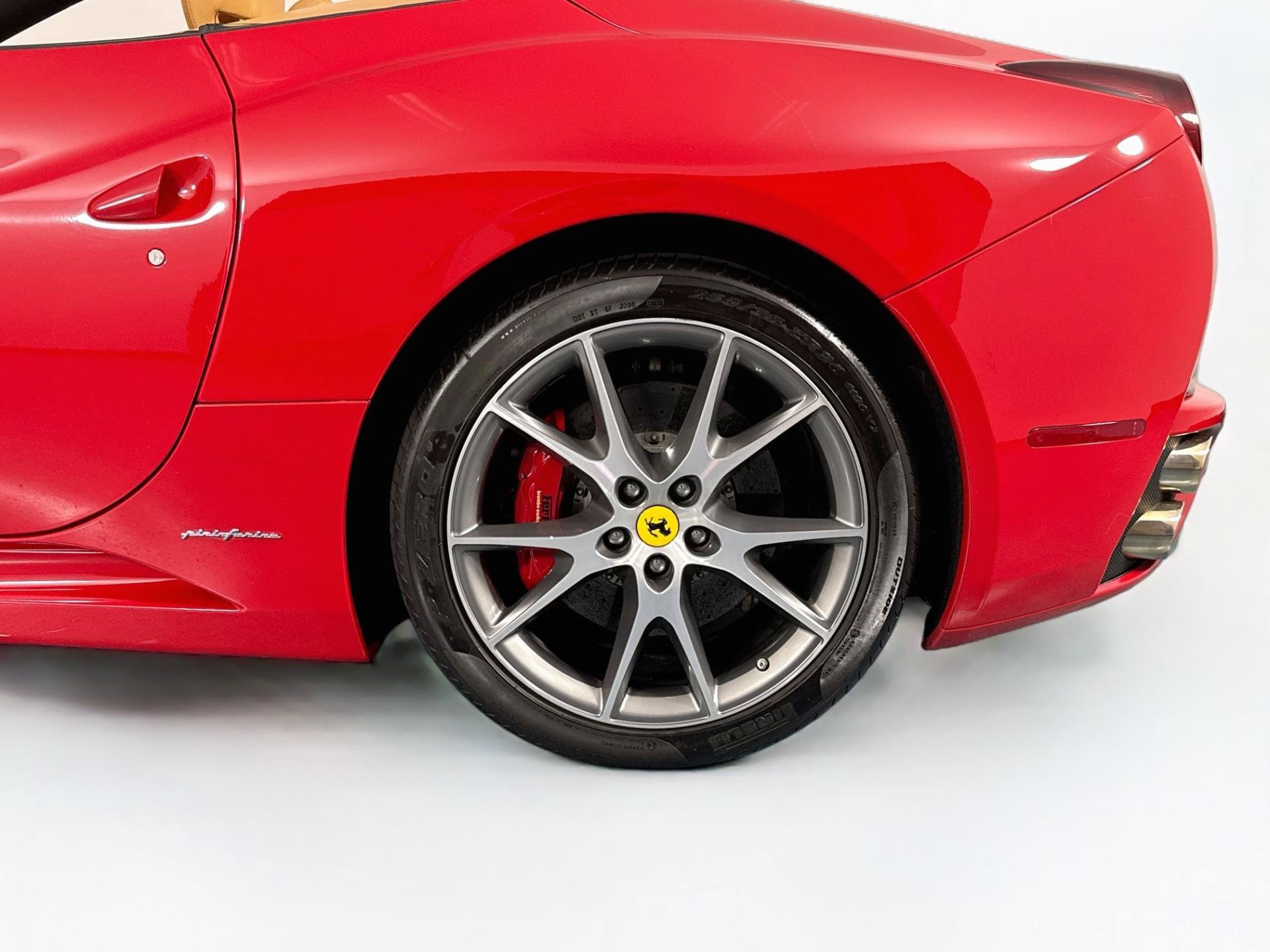 Used 2010 Ferrari California RWD image 31